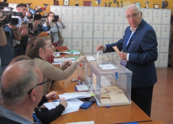 juan jose imbroda pp vota colegio reyes catolicos Imbroda: “Hoy debería de votar más gente por los riesgos que tenemos de ruptura de la unidad de España”
