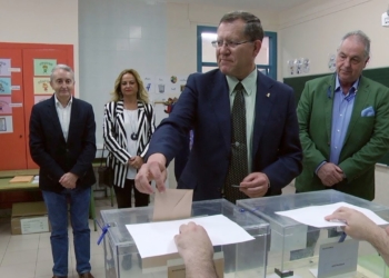 los candidatos de vox votan a primera hora Los candidatos de Vox votan a primera hora