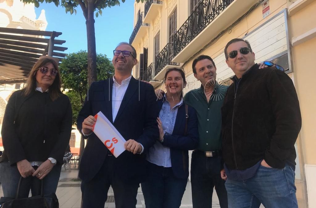 El equipo de Cs en Melilla, este viernes, en la plaza de Menéndez Pelayo.