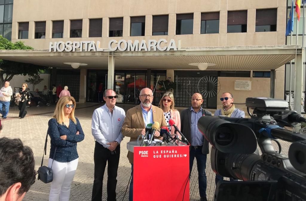 El PSOE ha ofrecido este lunes una rueda de prensa desde el Hospital Comarcal.
