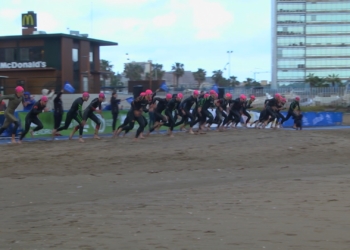 Salida para afrontar el segmento de natación en una de las últimas pruebas atléticas celebradas en nuestra ciudad.