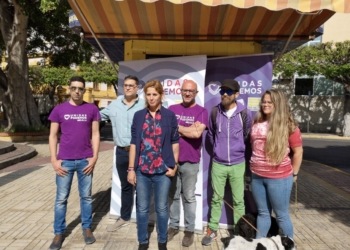 Imagen de Aguilar junto a más candidatos de Unidas Podemos en la plaza Torres Quevedo Unidas Podemos quiere que el autobús llegue a puntos claves como el aeropuerto