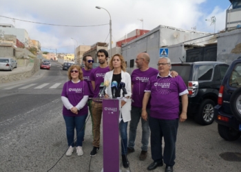 Imagen de Aguilar lista de cabeza de Unidas Podemos junto a más miembros de la formación en la entrada del Monte María Cristina Unidas Podemos quiere crear un fondo para adecentar la ciudad y que sea accesible