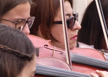 alumnos de la escuela de musica salen a las calles Alumnos de la Asociación Banda y Orquesta Ciudad de Melilla salen a tocar a la calle