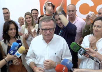 ciudadanos aspira a forzar el cambio pero no descarta ir a la oposicion Ciudadanos aspira a forzar el cambio, pero no descarta ir a la oposición