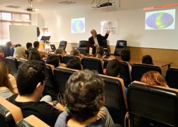 el doctor joaquin moratalla imparte una charla sobre las huellas de los dinosaurios El doctor Joaquín Moratalla imparte una charla sobre las huellas de los dinosaurios