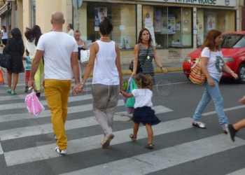gente paseando compras La rebaja del IPSI busca reactivar la economía y crear nichos de mercado