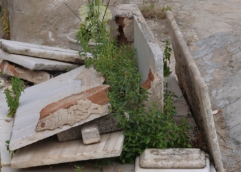 lapidas rotas cementerio melilla denuncia psoe El PSOE denuncia suciedad y falta de mantenimiento en el cementerio