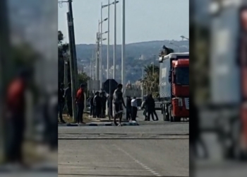 menas en beni enzar4 Decenas de jóvenes esperan en la frontera para entrar en Melilla