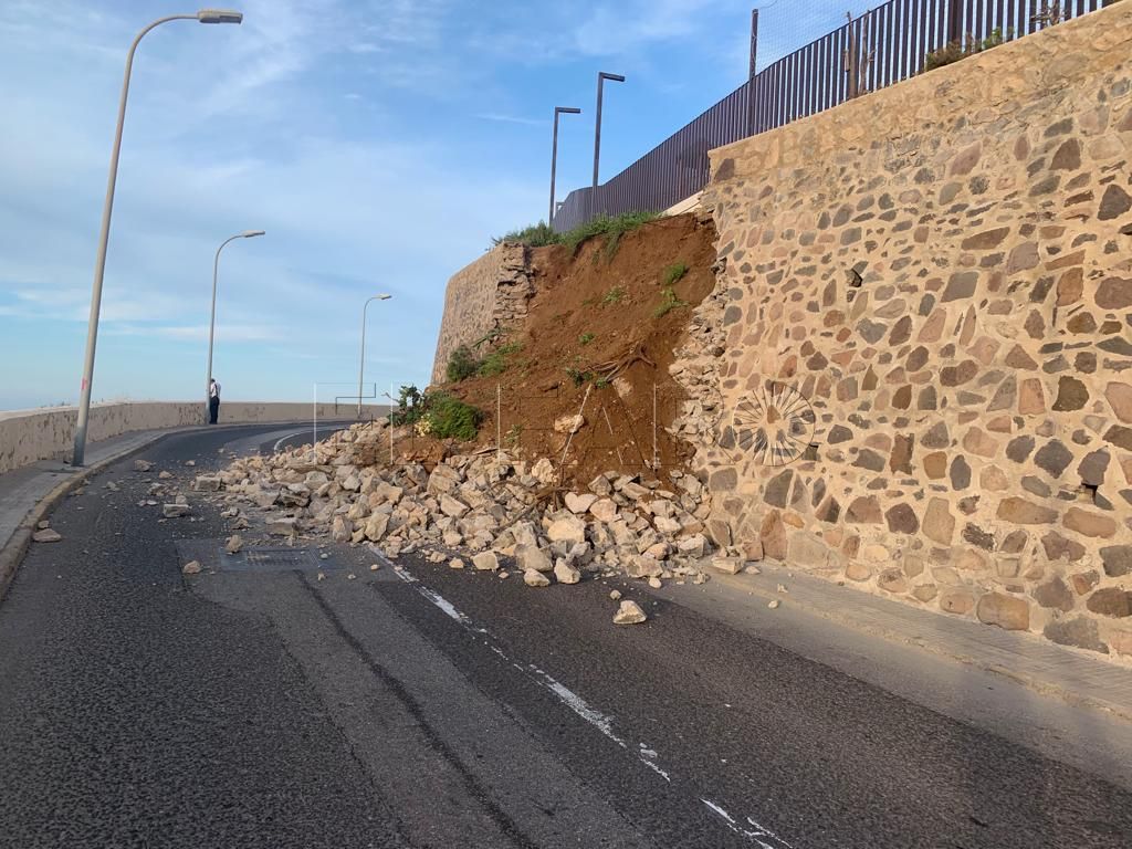 Se cae un muro en el parque de Ronda Compañía de Mar