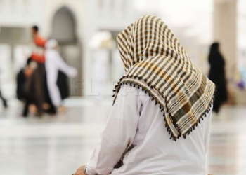 muslim man praying masjid alone 850x491 Ramadán 2019 | Los cinco pilares sagrados del Islam