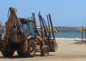 playa trabajo sombrillas En marcha la puesta a punto de las playas del sur