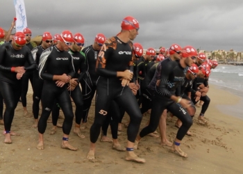 Atletas lo dan todo en el triatlón III Memorial Carlos Huelin