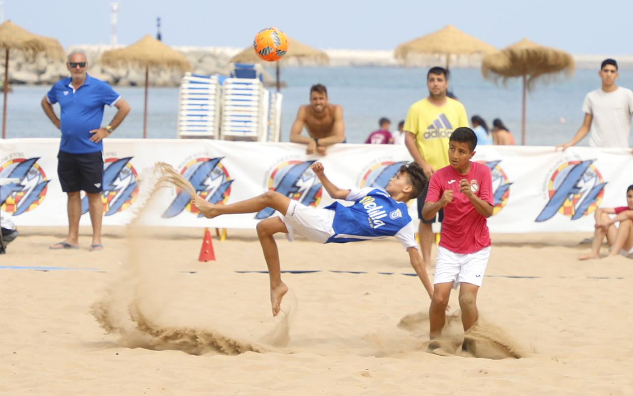 La Playa de San Lorenzo acoge un año más los campeonatos territoriales de fútbol playa