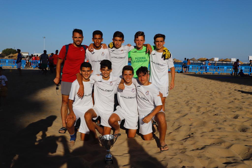 La Peña Real Madrid golea y se proclama campeón en infantil