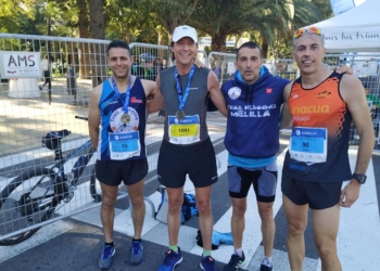 Ramón Canela, segundo por la derecha, en una prueba disputada.