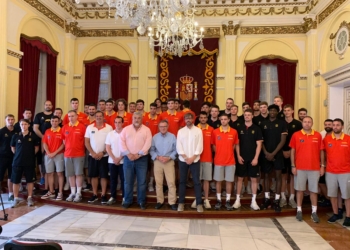 D JrQG XkAAS4sM Eduardo de Castro recibe a los jugadores españoles y alemanes