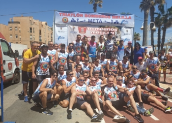 Foto de familia de los ganadores con los componentes de la organización de esta magnífica competición atlética.