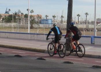 ciclistas carril bici paseo maritimo Medio Ambiente, desbordada por la alta demanda de ayudas: hay 647, de las 193 son de patinetes