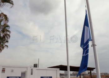 los carabos ondea bandera azul La playa Los Cárabos ondea su bandera azul