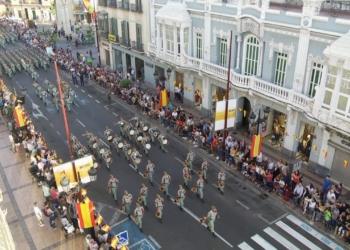 melilla se echa a las calles para abrazar al ejercito durante el desfile del difas Melilla se echa a las calles para ‘abrazar’ al Ejército durante el desfile del DIFAS
