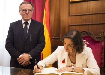 ministra firma libro oro Reyes Maroto, sobre el pacto tripartito: “Cs hace un ejercicio de responsabilidad”