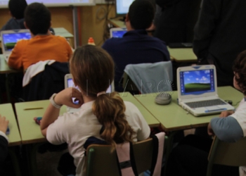 niños ordenadores faro melilla El Gobierno de la Nación reconoce que más de 5.800 alumnos melillenses sufren la ‘brecha digital’