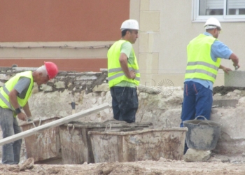obreros obras Baja el paro en 919 personas en un año y en 104 personas entre abril y mayo