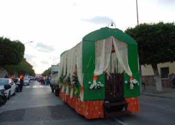 romeria rocio melilla arropan Arropan al Rocío en su peregrinación