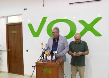 vox insiste en llamar presidente interino a de castro y carga contra sus comparsas de gobierno Vox insiste en llamar "presidente interino" a De Castro y carga contra "sus comparsas de Gobierno"