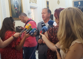5b2aabd5 11aa 4061 8bba a147e2b9d8e8 La llamada a declarar a De Castro genera reacciones