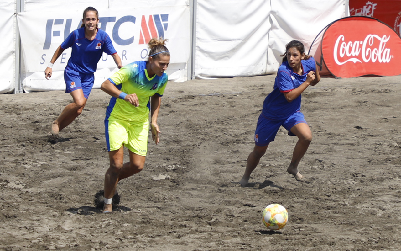Las chicas debutan con triunfo y se jugarán hoy el pase a semifinales