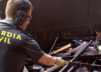 GRAF150. MADRID, 07/07/2019.- Imagen facilitada por la Guardia Civil. Más de 430.000 escopetas, pistolas, navajas o artilugios ilegales incautados a delincuentes o sin dueño después de que nadie haya pujado en subastas acaban en el horno. La Guardia Civil se encarga de que el único rastro que quede de estas armas sea ver el hierro fundido en alcantarillas o en material de construcción. El próximo martes se celebra en todo el mundo el Día de la Destrucción de Armas, una fecha que fijó la ONU en 2001 para que los países promovieran acciones dirigidas a la eliminación de armas ilícitas, una tarea que en España asume la Guardia Civil. EFE/Guardia Civil