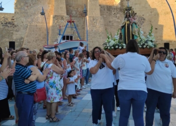virgen carmen castrense Claveles blancos a la Reina de los Mares para que proteja y cumpla deseos