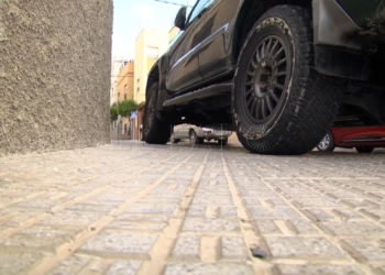 22 Coches en aceras y peatones con obstáculos