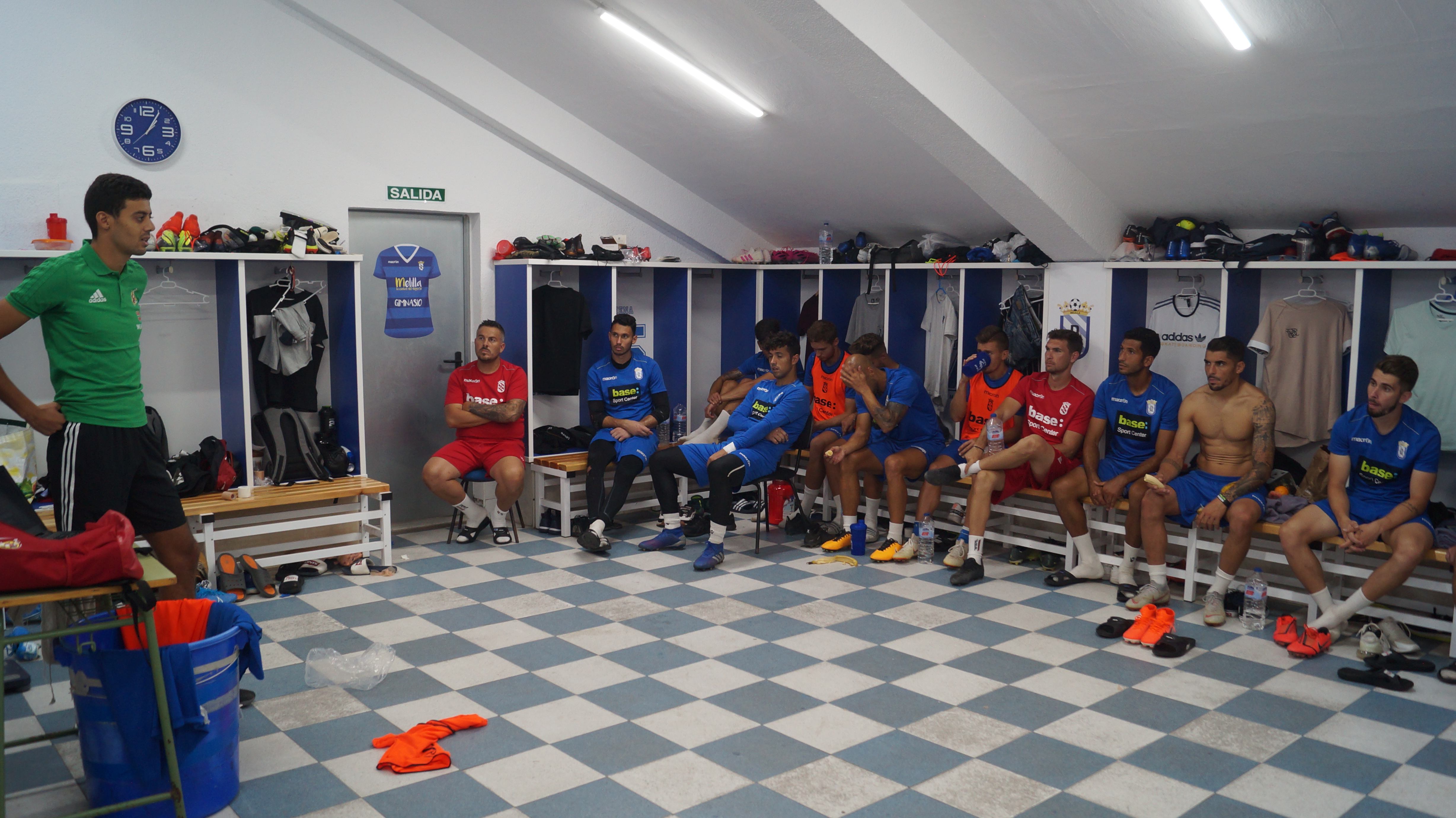 La plantilla azulina recibe una charla de los árbitros