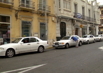 La parada de taxis para la Feria aún sigie en el aire Los taxistas decidirán este viernes si hay o no parada en la Feria