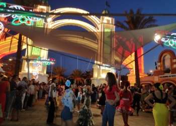 inicio feria 2019 Centenares de melillenses asisten al alumbrado de Feria: comienzan ocho días de diversión