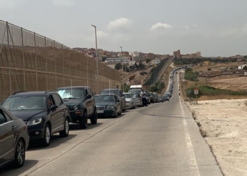 ope cola barrio chino Casi mil coches llegan a Melilla para cruzar a Marruecos