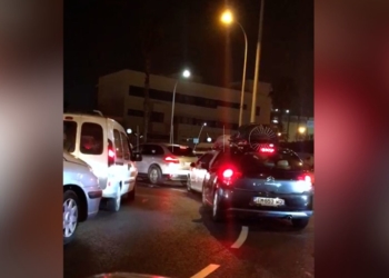 ope cola puerto Interminable la cola de vehículos para entrar en el Puerto