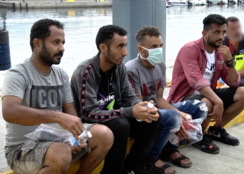 patera Cuatro hombres llegan a Melilla recogidos por Salvamento Marítimo