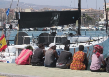 patera tres Trasladan a Melilla a 24 migrantes de las Islas Chafarinas