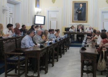 pleno sueldos Aprobados los sueldos del Ejecutivo y diputados: Marín dice “caradura” a De Castro y Rojas al PP “los reyes del derroche”