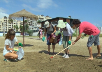una recogida de colillas para concienciar del cuidado de las playas Una recogida de colillas para concienciar del cuidado de las playas