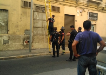 13 2 1 La Policía entra en un edificio buscando a unos hombres que trepaban por la fachada