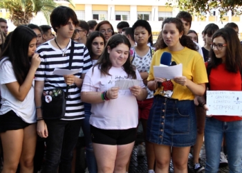 Los alumnos del IES Enrique Nieto se concentran para reclamar una empresa de limpieza permanente Los alumnos del IES Enrique Nieto se concentran para reclamar una empresa de limpieza permanente
