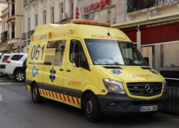ambulancia Los técnicos de Emergencia Sanitaria recogen firmas para pedir más horas de ambulancias