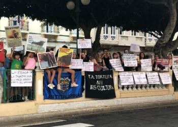 concentración melilla antitaurina Decenas de personas se concentran contra el espectáculo taurino de la Feria