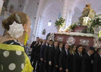la procesion de la virgen de la victoria dentro de la parroquia La procesión de la Virgen de la Victoria, dentro de la parroquia
