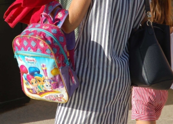 mochila cole Educación admite a parte de los 120 niños sin padrón en colegios: continúa la matriculación